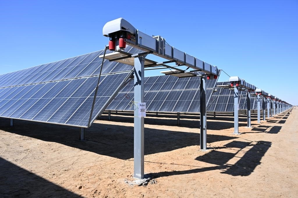 這是2023年3月18日在位于阿聯(lián)酋阿布扎比南部的艾爾達(dá)芙拉光伏電站拍攝的光伏板。新華社發(fā)（中國機(jī)械設(shè)備工程股份有限公司阿布扎比分公司供圖）