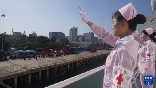 當?shù)貢r間8月16日上午10時許，執(zhí)行“和諧使命-2024”任務(wù)的中國海軍“和平方舟”號醫(yī)院船圓滿結(jié)束對莫桑比克的訪問，駛離馬普托港，前往本次任務(wù)第五站南非。新華社發(fā)（曹春耀 攝）