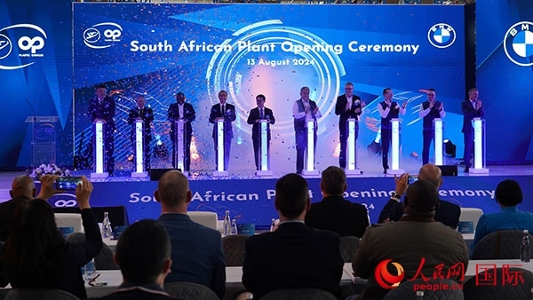 嘉賓點(diǎn)亮燈柱。人民網(wǎng) 張茜攝