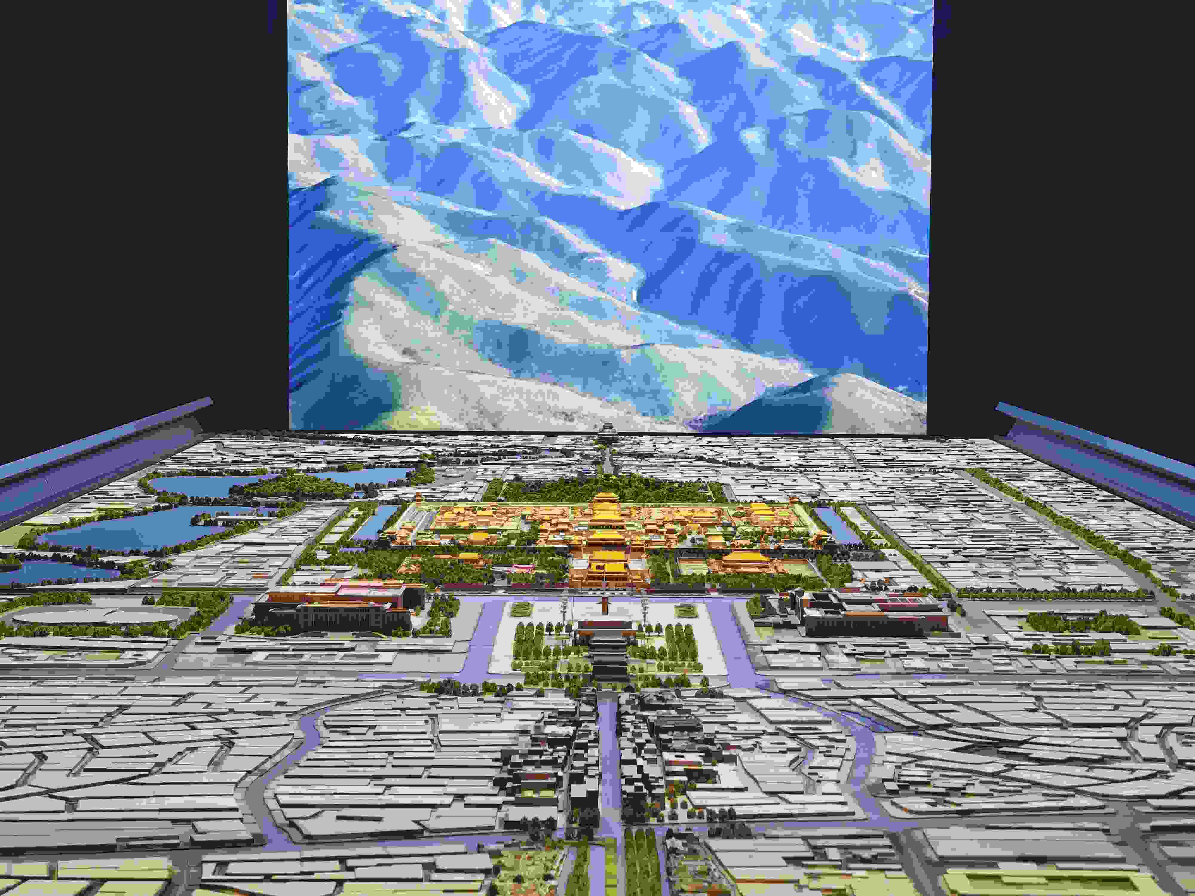 2023年3月，北京首都博物館精心制作的16米長(zhǎng)中軸線沙盤(pán)，配以立體投影技術(shù)，展現(xiàn)了北京中軸線之壯美。