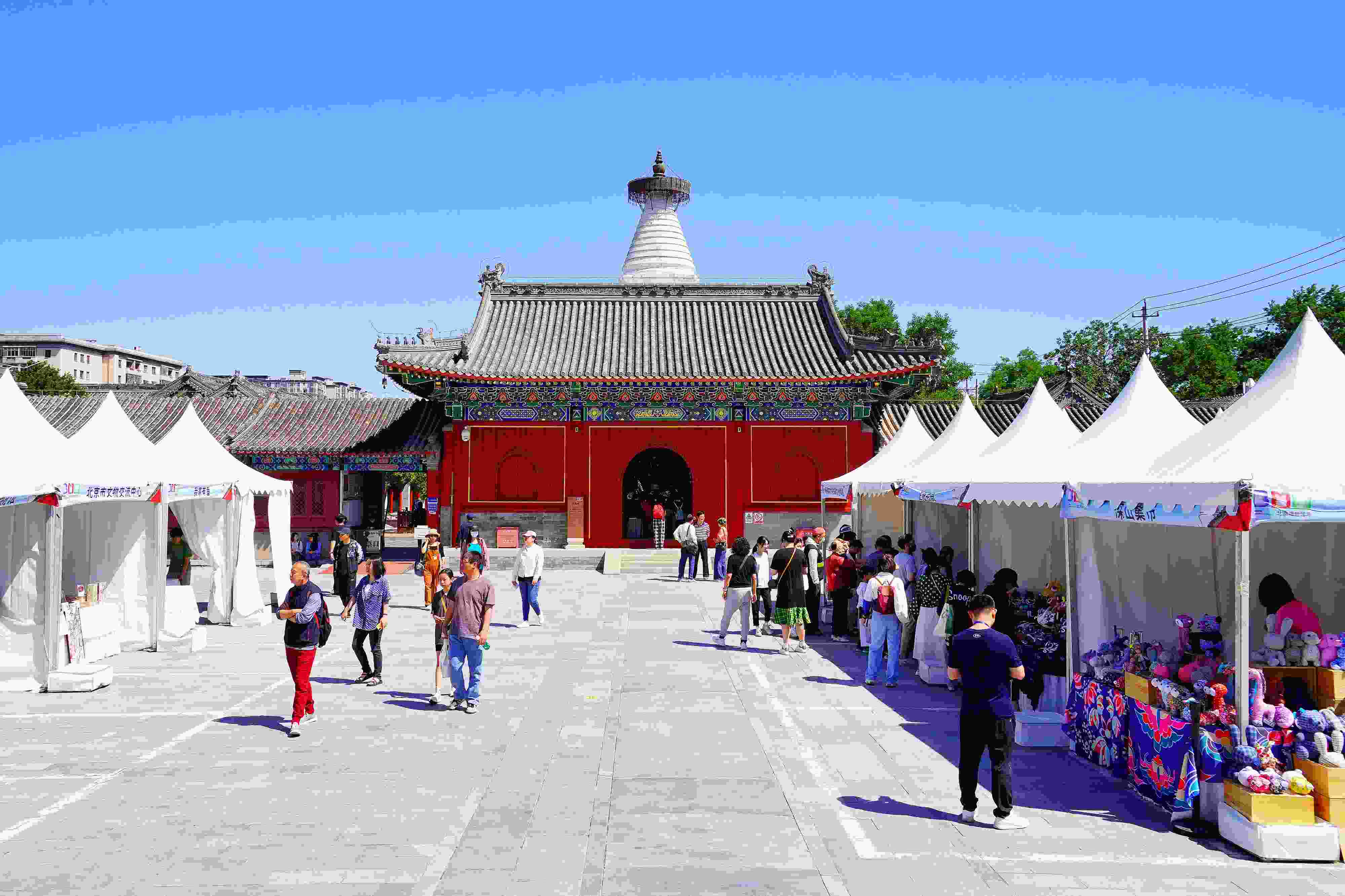 2024年5月，“北京白塔文化市集”在已有700余年歷史的妙應(yīng)寺白塔下舉行。