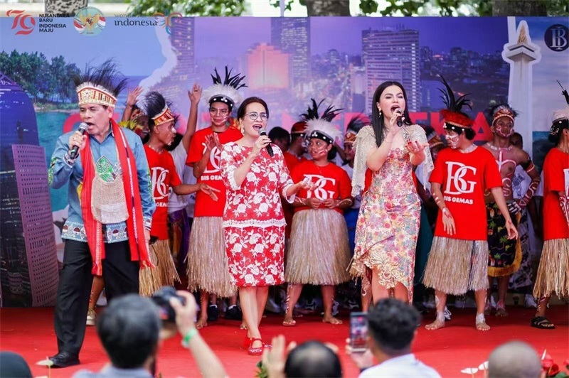 大使夫婦與演員一起共唱《明天會更好》。