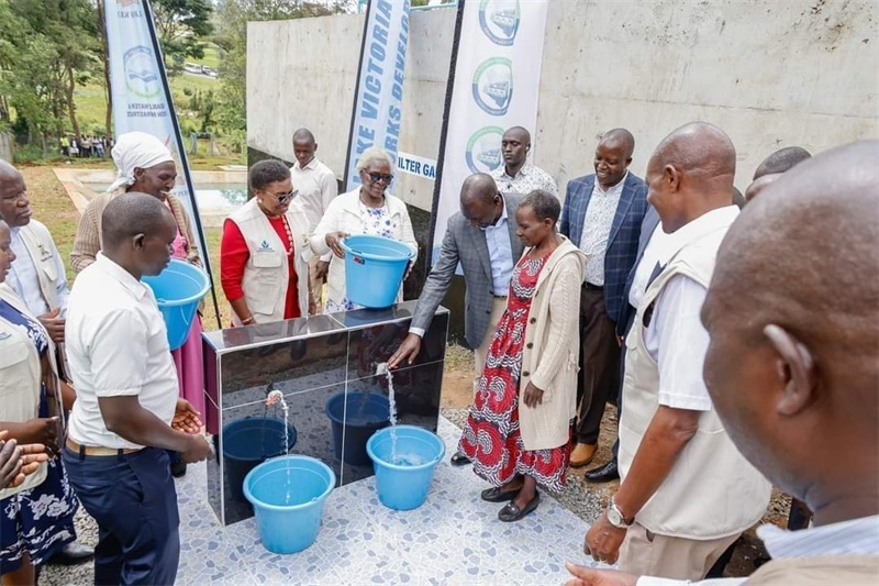 肯尼亞總統(tǒng)魯托考察南迪山供水項目設備運行情況。中鐵十局供圖