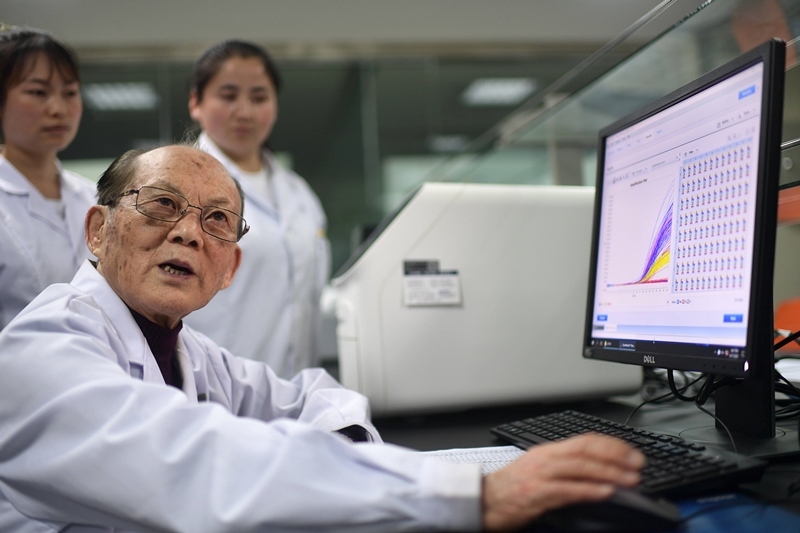 2021年6月17日，吳天一（前）在青海西寧的實(shí)驗(yàn)室內(nèi)和學(xué)生討論。