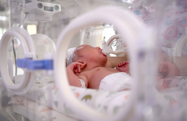 2024年6月1日，在西安國際醫(yī)學(xué)中心醫(yī)院新生兒科病房，護(hù)士為新生兒喂奶。 新華社記者 劉瀟 攝