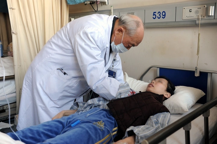 瑞金醫(yī)院終身教授王振義在上海瑞金醫(yī)院為病人看?。ㄙY料照片）。 新華社發(fā)