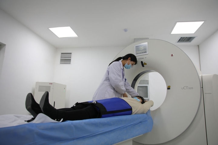 2023年3月2日，安徽省合肥市包河區(qū)煙墩街道社區(qū)衛(wèi)生服務(wù)中心的醫(yī)護(hù)人員為患者進(jìn)行CT檢查。 新華社記者 曹力 攝