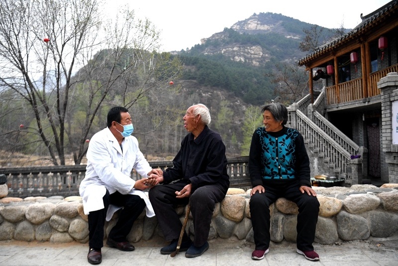2020年4月15日，在河北阜平縣龍泉關(guān)鎮(zhèn)駱駝灣村，村醫(yī)霍建國(guó)為村民把脈。