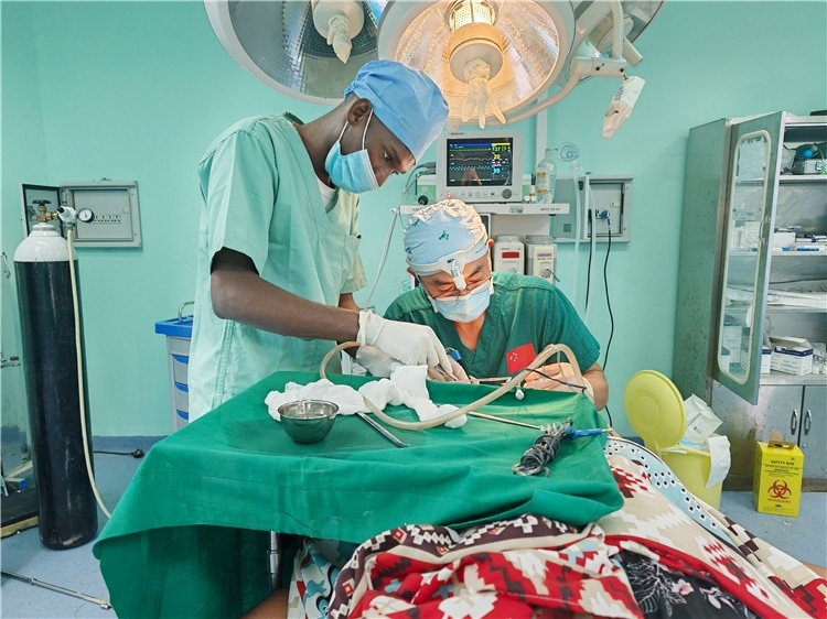 李廣醫(yī)生與當(dāng)?shù)蒯t(yī)生在做手術(shù)中。中國援桑醫(yī)療隊供圖