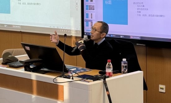 從去年秋天起，還在治療中的朱銳就堅(jiān)持給本科生開課。（受訪者供圖）