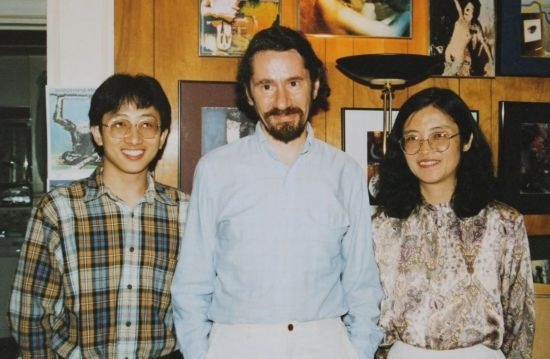 1992年，朱銳（左）赴美國(guó)杜蘭大學(xué)攻讀心靈哲學(xué)與認(rèn)知科學(xué)，師從心靈哲學(xué)和認(rèn)知科學(xué)家Radu Bogdan（中），右為朱銳師姐、北師大教授田平。