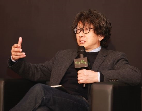 在學(xué)術(shù)論壇上發(fā)言的朱銳。（受訪者供圖）