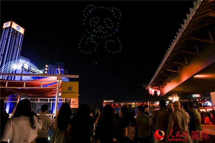 當(dāng)?shù)孛癖娪^看無人機表演。人民網(wǎng)記者 宋亦然攝