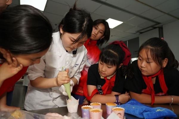 一日營首發(fā)團(tuán)探訪技能大師工作室并現(xiàn)場開展實踐體驗活動。徐匯區(qū)總工會供圖