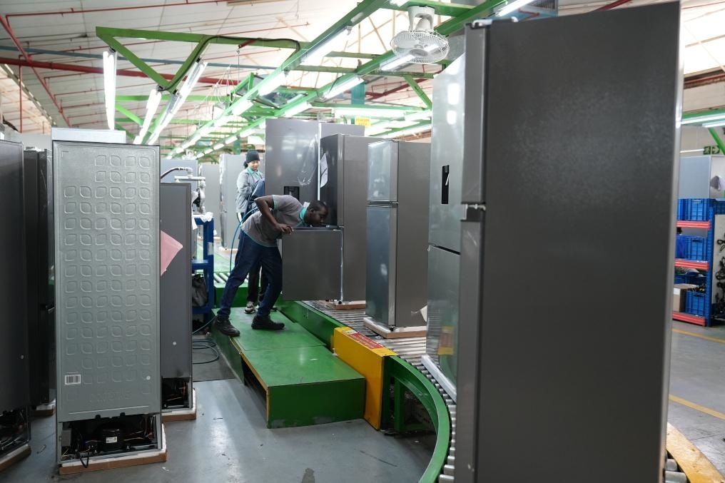 8月14日，在南非開普敦，當?shù)貑T工在海信南非工業(yè)園的冰箱生產(chǎn)線上工作。新華社記者王雷攝