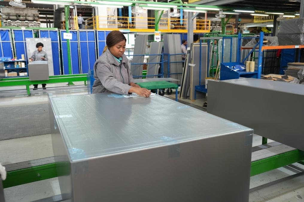 8月14日，在南非開普敦，當?shù)貑T工在海信南非工業(yè)園的冰箱生產(chǎn)線上工作。新華社記者王雷攝