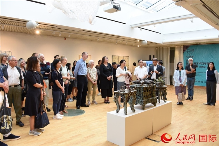 來(lái)賓參觀展覽作品。人民網(wǎng)記者 殷淼攝