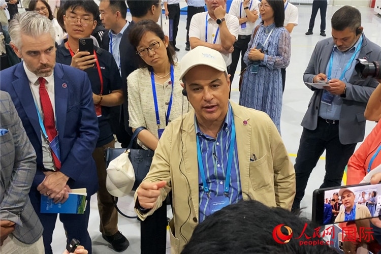 阿根廷駐華大使馬致遠(yuǎn)與億華通動力科技有限公司總經(jīng)理于民討論關(guān)切問題。人民網(wǎng) 宋歌攝