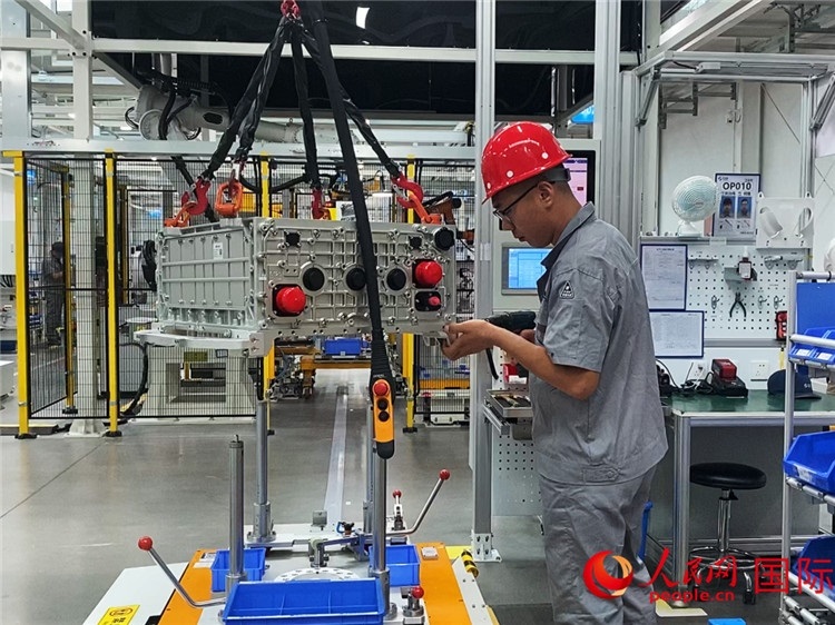 技術(shù)人員進(jìn)行系統(tǒng)化測試。人民網(wǎng)記者 于洋攝