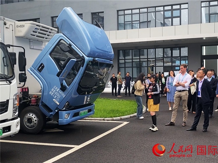 于民向駐華外交官和國際組織駐華代表介紹燃料電池車型。人民網(wǎng)記者 于洋攝