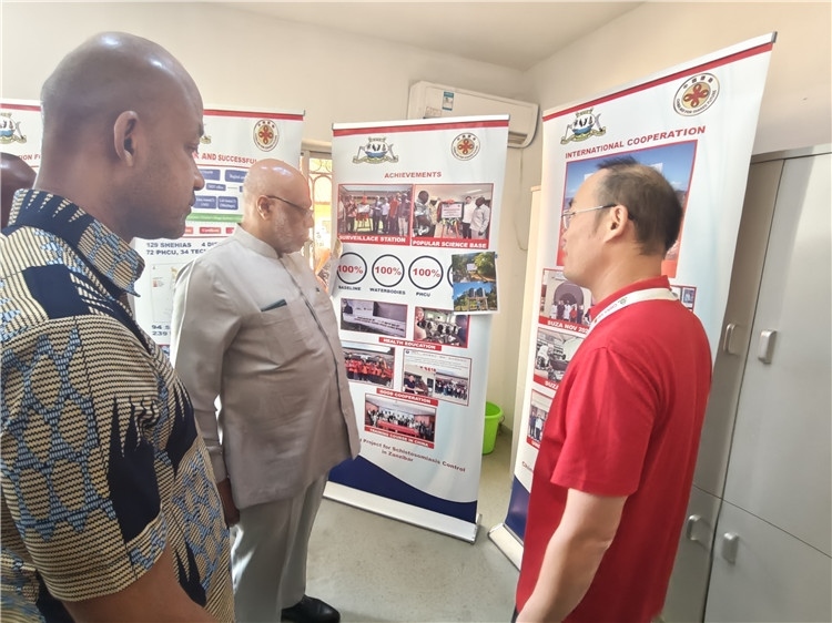 中方專(zhuān)家組組長(zhǎng)黃玉政介紹項(xiàng)目進(jìn)展。專(zhuān)家組供圖