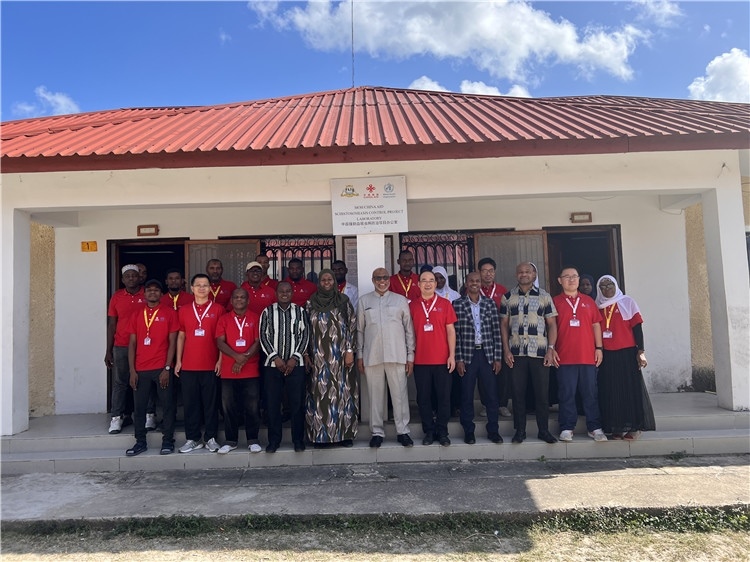 坦桑尼亞桑給巴爾衛(wèi)生部部長(zhǎng)馬茲伊與中方專(zhuān)家組及非方工作人員合影。專(zhuān)家組供圖