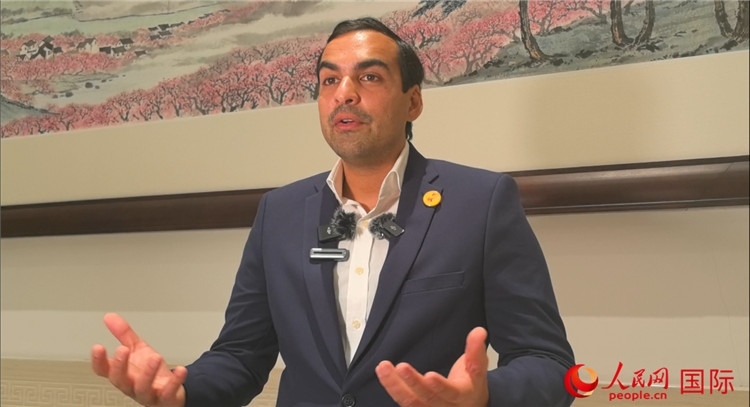 毛里求斯民議會(huì)議長(zhǎng)阿德里安·夏爾·杜瓦爾接受媒體采訪。人民網(wǎng) 鐘文興攝