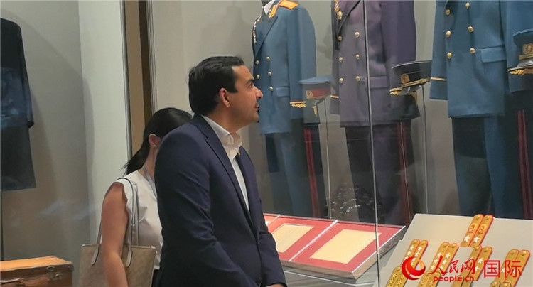 毛里求斯民議會(huì)議長(zhǎng)阿德里安·夏爾·杜瓦爾參觀中國(guó)共產(chǎn)黨歷史展覽館。人民網(wǎng) 鐘文興攝