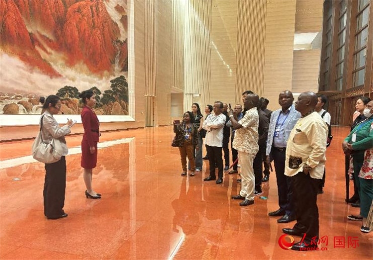 代表團(tuán)在入口處聽(tīng)取講解。人民網(wǎng) 曹欣悅攝