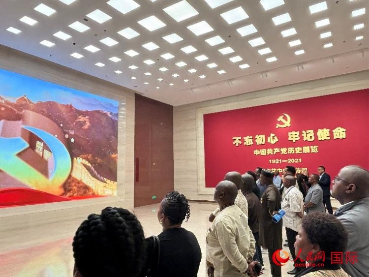 代表團(tuán)參觀“不忘初心 牢記使命”中國(guó)共產(chǎn)黨歷史展覽。人民網(wǎng) 曹欣悅攝