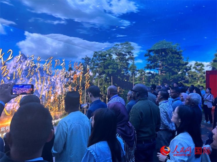 代表團(tuán)在全景影院中感受長(zhǎng)征場(chǎng)景。人民網(wǎng) 曹欣悅攝