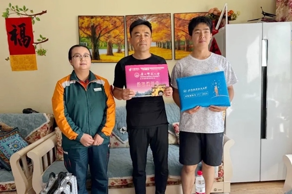 劉傲寒父子收到錄取通知書(shū)。北航供圖