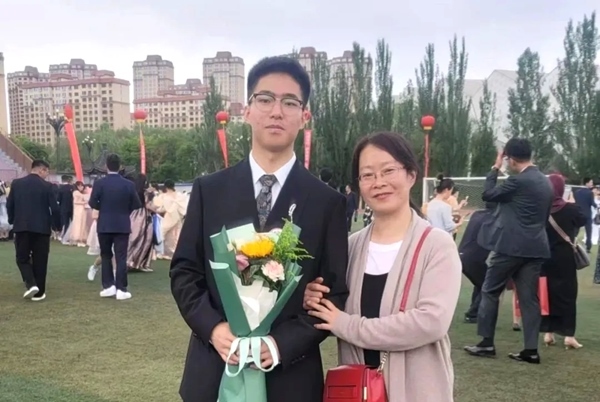 劉傲寒和媽媽合影。北航供圖