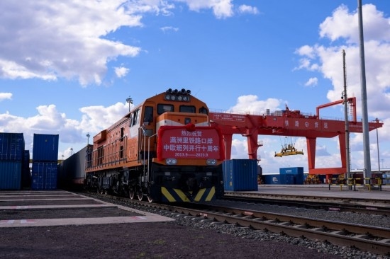 2023年9月20日，一列中歐班列行駛在內(nèi)蒙古滿洲里站貨運車間集裝箱場。作為我國向北開放的“橋頭堡”、中歐班列“東通道”的重要口岸，滿洲里鐵路口岸不斷加大中歐班列通道能力建設(shè)，進一步提升運輸效率和品質(zhì)