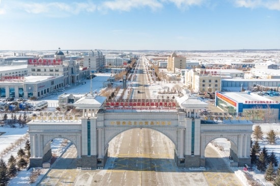 這是2024年1月31日拍攝的中國（黑龍江）自由貿(mào)易試驗區(qū)黑河片區(qū)（無人機照片）。五年來，中國（黑龍江）自由貿(mào)易試驗區(qū)將“試驗田”種成“高產(chǎn)田”，以全省萬分之三的面積，貢獻了全省約五分之一的實際使用外資和七分之一的外貿(mào)進出口，在對外合作、降低物流成本、培育特色產(chǎn)業(yè)和新業(yè)態(tài)新模式等方面深入探索，成功產(chǎn)出超過300項制度創(chuàng)新成果。