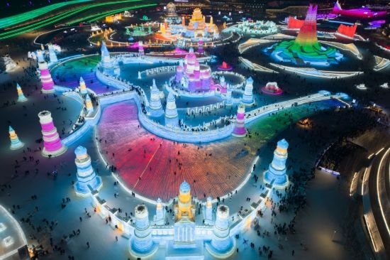 2024年1月1日，來自世界各地的游客在哈爾濱冰雪大世界園區(qū)內(nèi)游玩（無人機照片）。