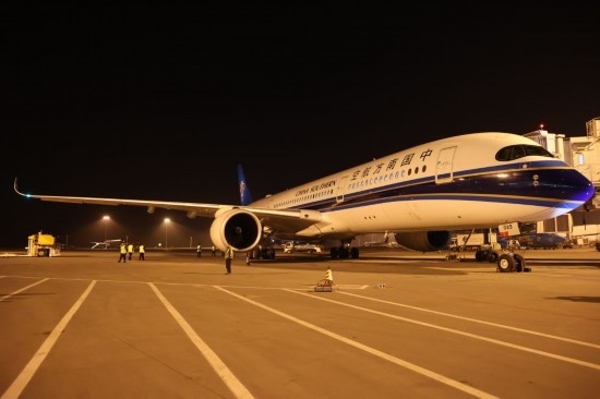 2024年4月24日晚，南航沈陽-法蘭克福CZ8021首航航班在沈陽桃仙國際機場準(zhǔn)備起飛。這是國內(nèi)航司在東北地區(qū)開通的首條直飛德國定期航線。