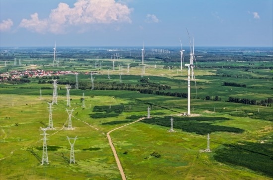 這是2024年7月19日拍攝的內(nèi)蒙古通遼238萬千瓦風(fēng)電項目（無人機照片）。此項目每年可將75億千瓦時清潔電能經(jīng)扎魯特—青州±800（千伏）直流特高壓外送通道送至山東地區(qū)消納，相當(dāng)于滿足受端地區(qū)超過300萬戶居民家庭用電需求，節(jié)約標(biāo)煤261萬噸，減少二氧化碳排放634萬噸。