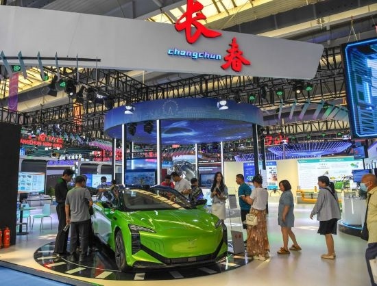 2023年8月23日，人們在第十四屆中國—東北亞博覽會上參觀一汽紅旗新能源車型。