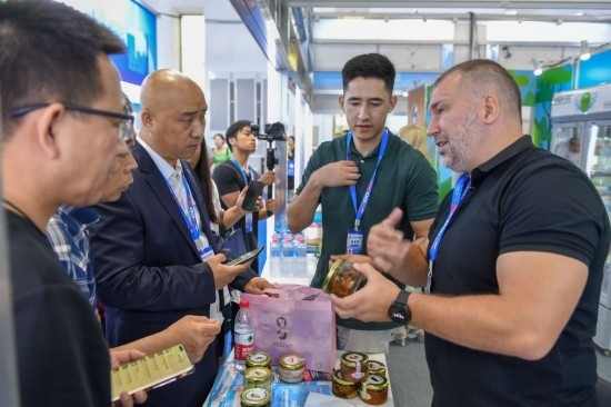 2023年8月23日，在第十四屆中國—東北亞博覽會東北亞商品館，俄羅斯參展商向參觀者介紹商品。