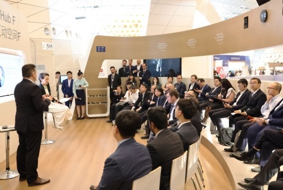 2024年6月26日，嘉賓在第十五屆夏季達(dá)沃斯論壇主會場——遼寧大連國際會議中心參與互動討論。