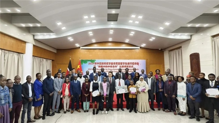 與會嘉賓和留學(xué)生們合影留念。中國駐肯尼亞大使館供圖