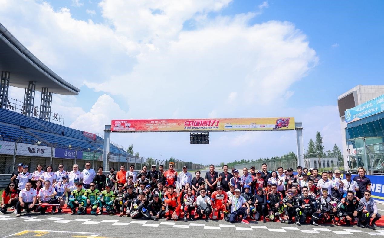 2024年中國(guó)耐力·鄂爾多斯站在鄂爾多斯國(guó)際賽車場(chǎng)舉辦。受訪者供圖