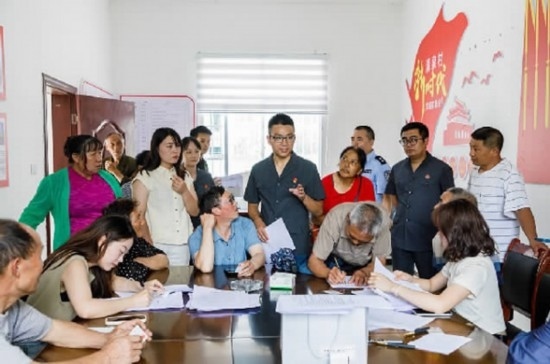 圖為2024年8月6日，重慶市奉節(jié)縣人民法院興隆人民法庭庭長費明軍（中）在做調(diào)解工作。蹇懿 攝