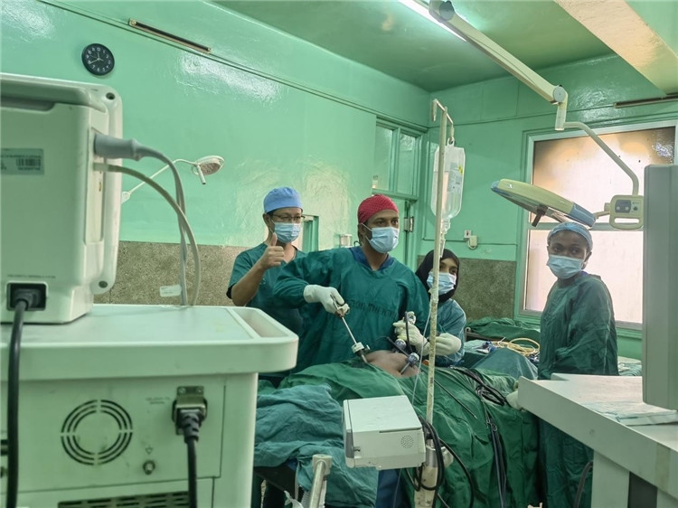 隊長蔣國慶（左一）關(guān)注當(dāng)?shù)蒯t(yī)生手術(shù)情況。中國援桑醫(yī)療隊供圖