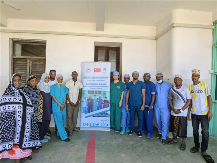 隊長蔣國慶（右七）和手術(shù)醫(yī)生、部分患者合影。中國援桑醫(yī)療隊供圖