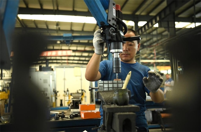 2024年7月30日，在長(zhǎng)春吉林通用機(jī)械（集團(tuán)）有限責(zé)任公司模具裝配生產(chǎn)線，鉗工在進(jìn)行攻絲操作。近年來(lái)，吉林通用機(jī)械（集團(tuán)）有限責(zé)任公司通過(guò)數(shù)字化改造、智能化升級(jí)提高生產(chǎn)效率，提升產(chǎn)業(yè)競(jìng)爭(zhēng)力，已成為全球鋁加工汽車輕量化零部件知名供應(yīng)商，為奧迪、大眾、寶馬、奔馳、保時(shí)捷等多家品牌主機(jī)廠供應(yīng)零件。新華社記者柳文惠攝