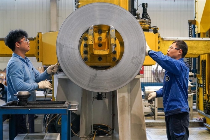 2023年3月16日，工人在位于太倉(cāng)市高新區(qū)的威爾斯新材料（太倉(cāng)）有限公司生產(chǎn)車間內(nèi)進(jìn)行加工作業(yè)。新華社記者李博攝