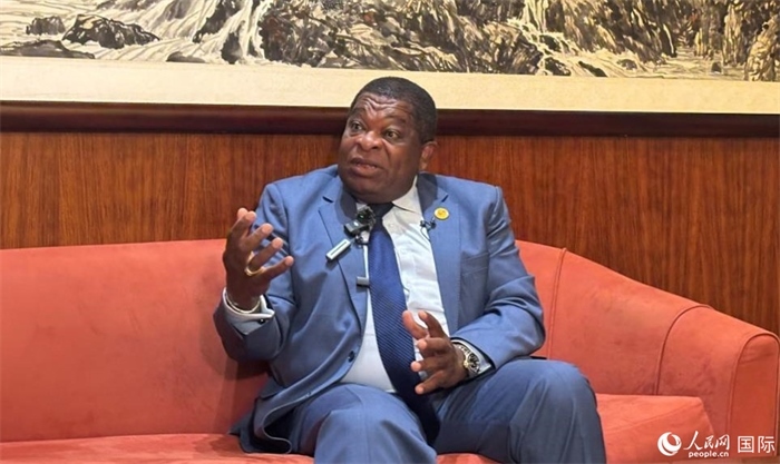 各國議會聯(lián)盟秘書長馬丁·純貢接受采訪。人民網(wǎng) 曹欣悅攝