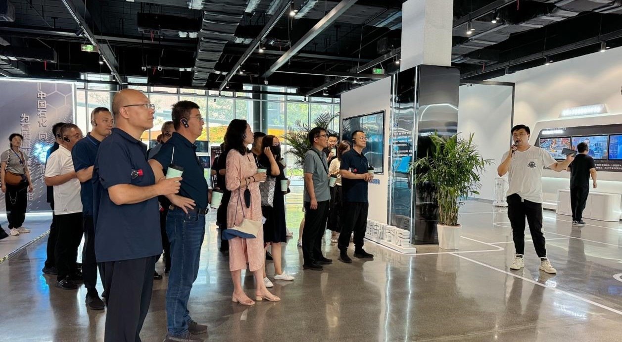 人民網(wǎng)“夢(mèng)幻靈境”AI展演中心講解。人民網(wǎng) 王戰(zhàn)雄攝